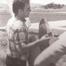 1967. Àngel Anglada fent la revisió prevol a un Spatz