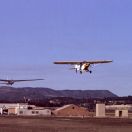 Febrer de 1981. Piper PA18 Super Cub (EC-DLM) remolcant un Blanik