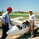 01/05/1987. Part de la familia Molins. Drets: Victor i Cèsar (pare). Dins del Cirrus (EC-CUI): Cèsar (fill)