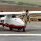 1991. Preparant un Grunau Baby (EC-BMQ) per una "suelta". Davant del planador, l'instructor: Josep Ollé. Dintre, la alumna: Montserrat Brugués