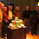 foto de grupo con la tarta de "cumpleaños"